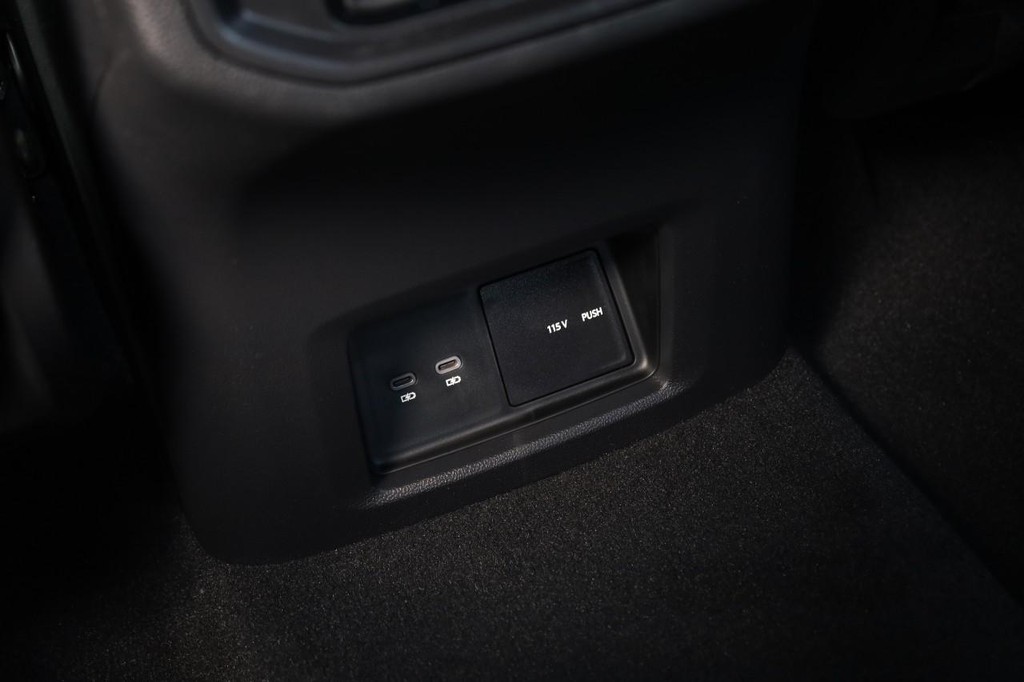 Volkswagen Atlas Vehicle Full-screen Gallery Image 24