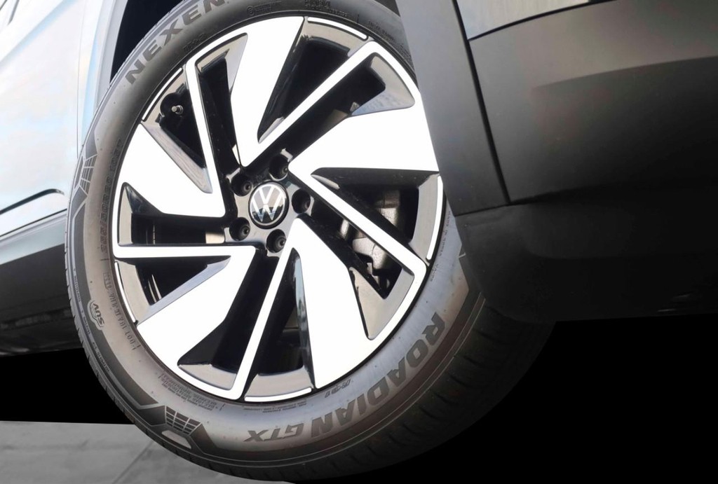 Volkswagen Atlas Vehicle Full-screen Gallery Image 3