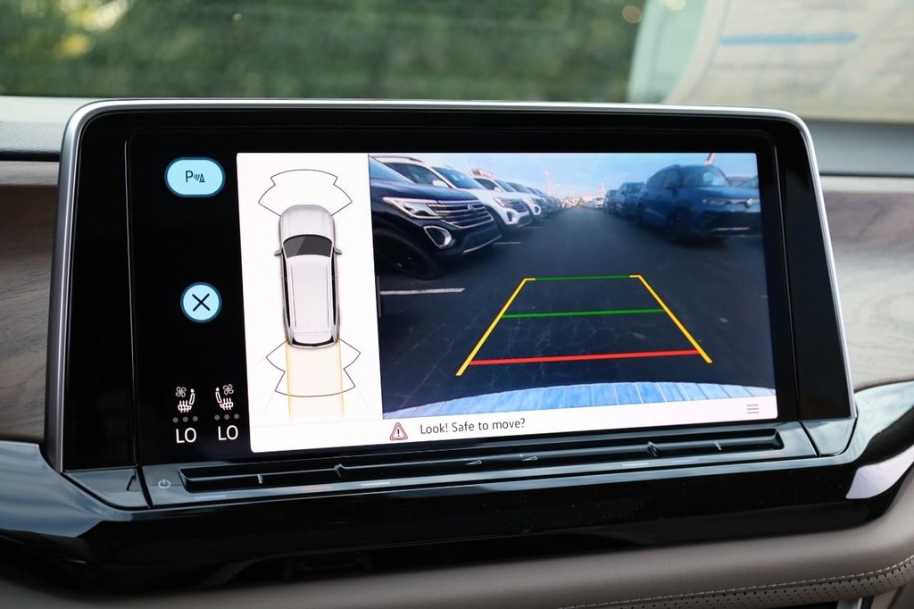 Volkswagen Atlas Vehicle Full-screen Gallery Image 16