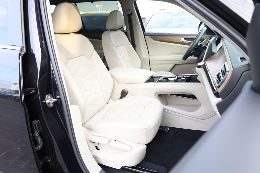 Volkswagen Atlas Vehicle Full-screen Gallery Image 30