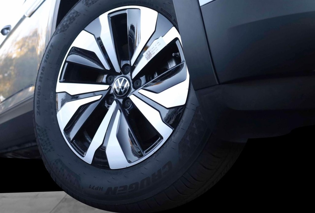 Volkswagen Atlas Cross Sport Vehicle Full-screen Gallery Image 3