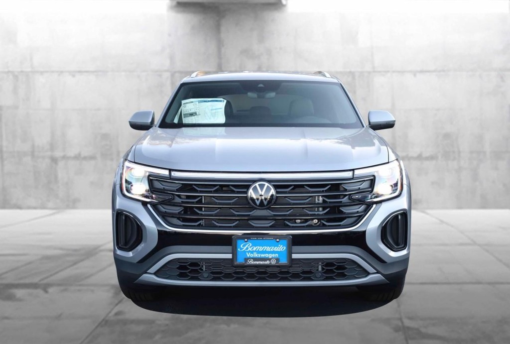 Volkswagen Atlas Cross Sport Vehicle Full-screen Gallery Image 4