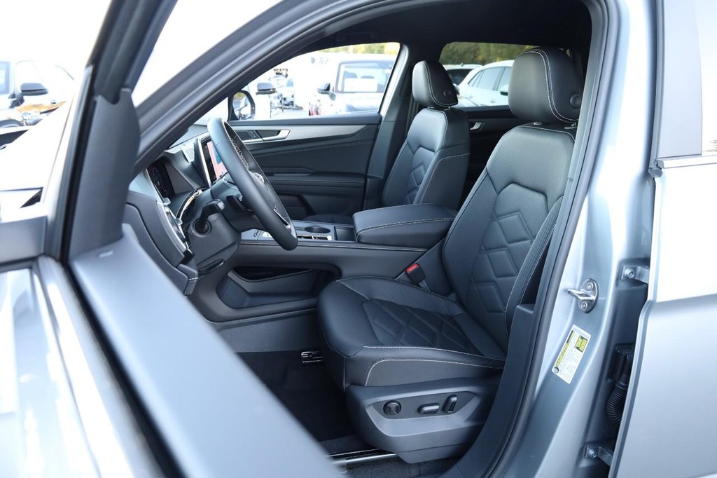 Volkswagen Atlas Cross Sport Vehicle Full-screen Gallery Image 8