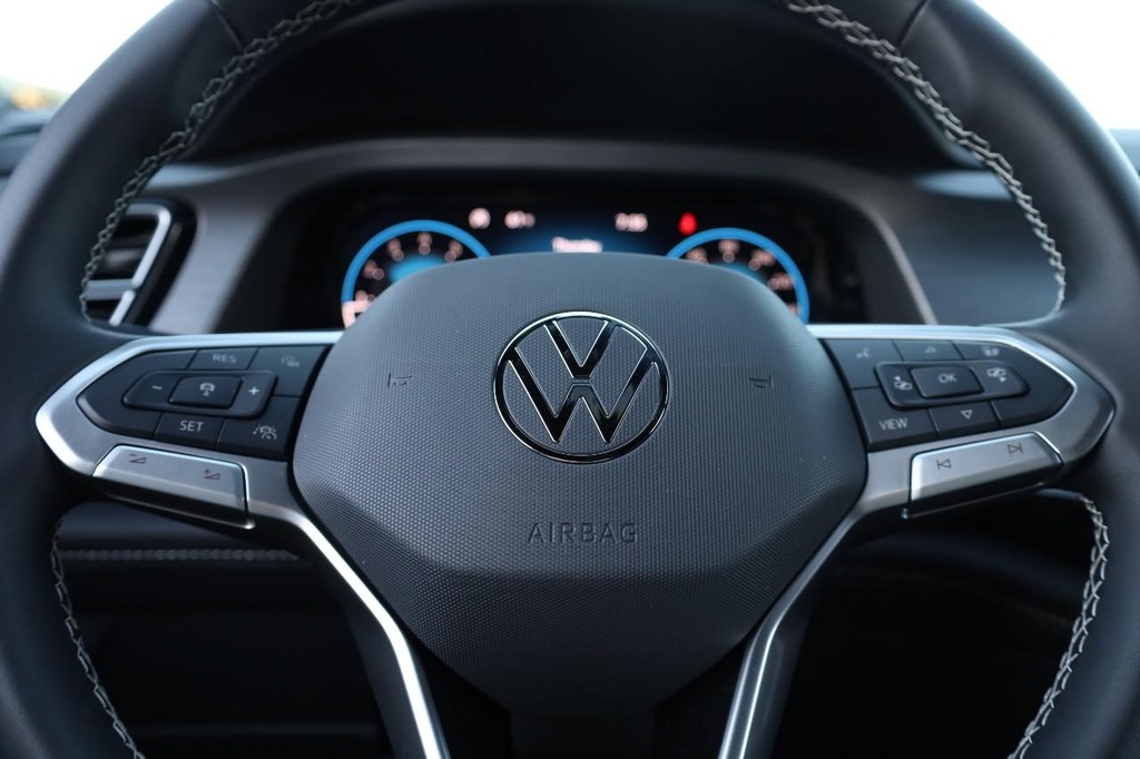 Volkswagen Atlas Cross Sport Vehicle Full-screen Gallery Image 9