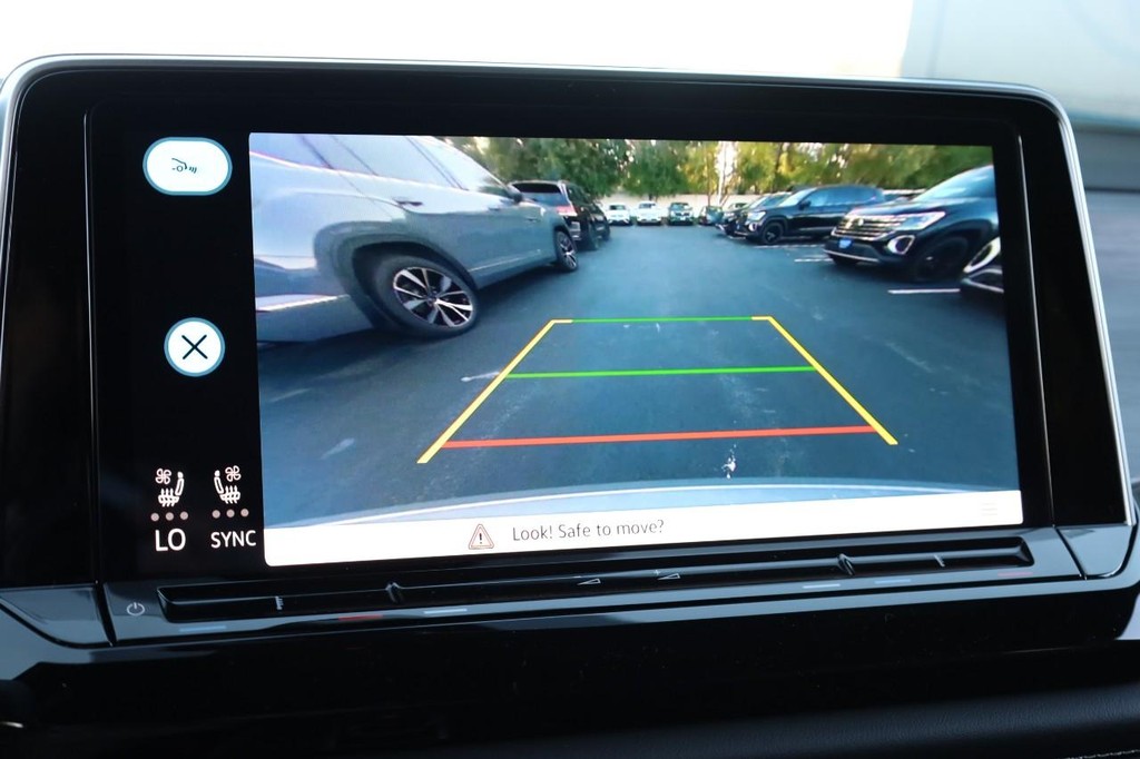 Volkswagen Atlas Cross Sport Vehicle Full-screen Gallery Image 12