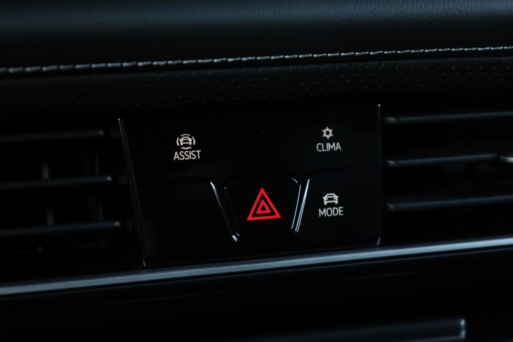 Volkswagen Atlas Cross Sport Vehicle Full-screen Gallery Image 13