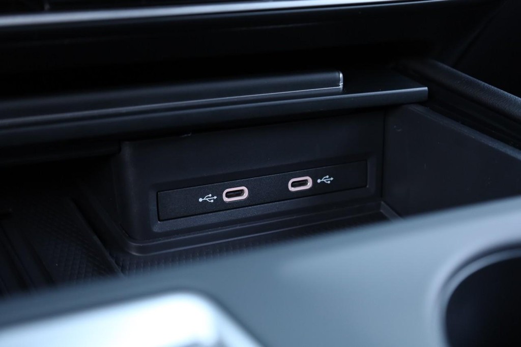 Volkswagen Atlas Cross Sport Vehicle Full-screen Gallery Image 14