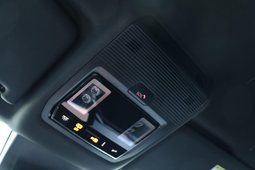 Volkswagen Atlas Cross Sport Vehicle Full-screen Gallery Image 16