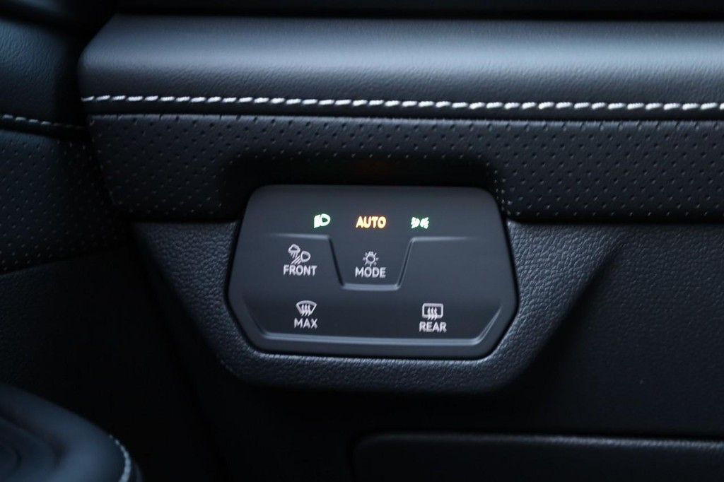 Volkswagen Atlas Cross Sport Vehicle Full-screen Gallery Image 18