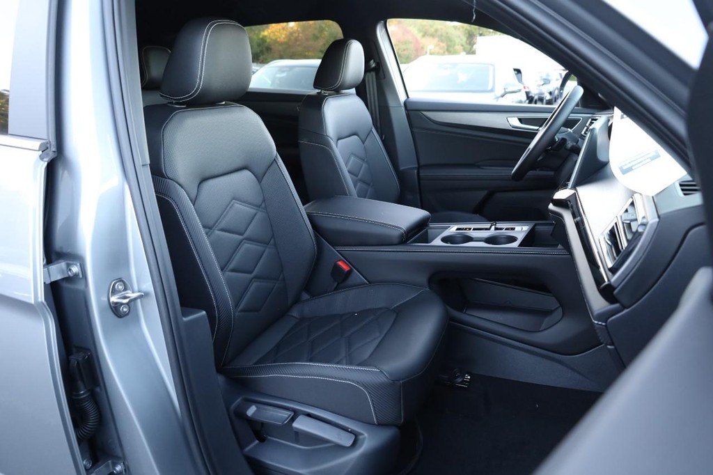 Volkswagen Atlas Cross Sport Vehicle Full-screen Gallery Image 24