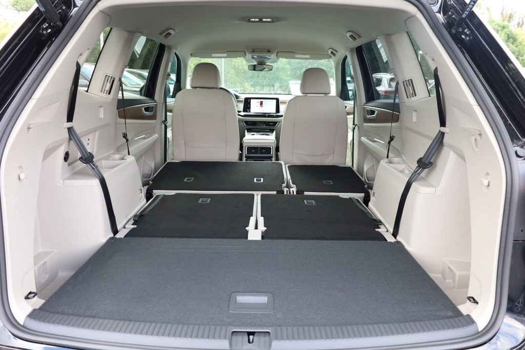 Volkswagen Atlas Vehicle Full-screen Gallery Image 9