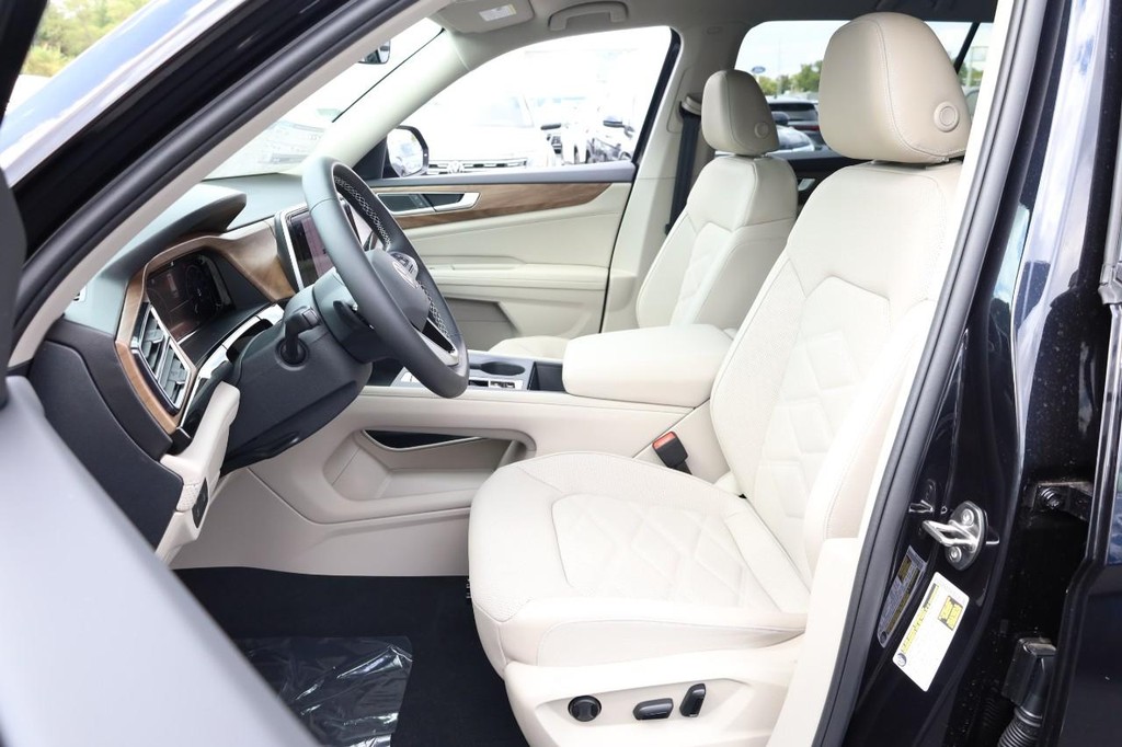 Volkswagen Atlas Vehicle Full-screen Gallery Image 10