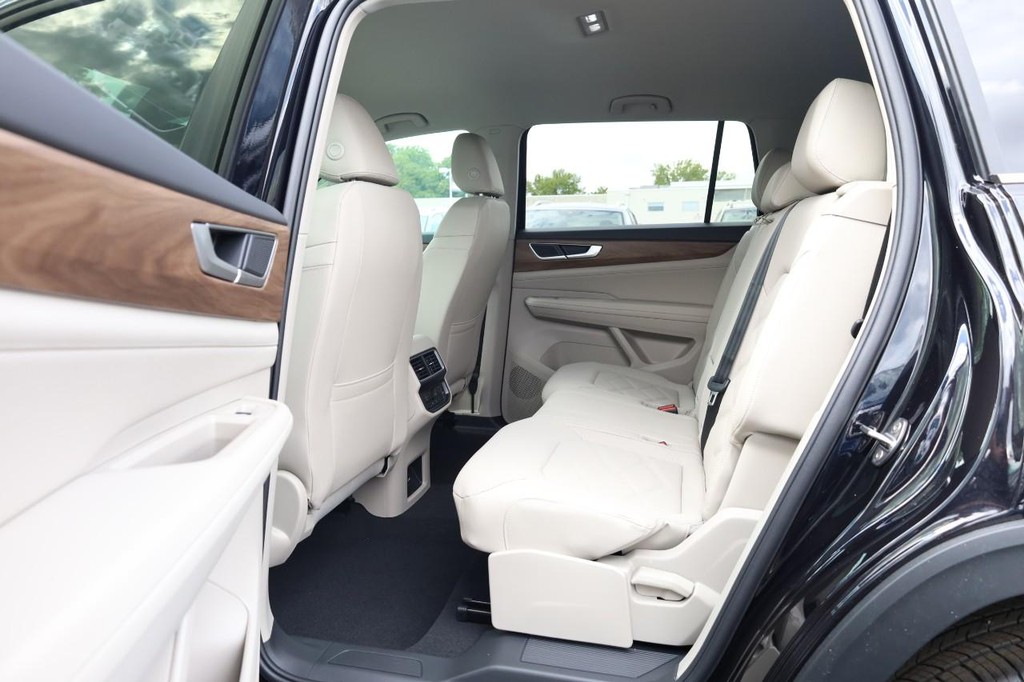 Volkswagen Atlas Vehicle Full-screen Gallery Image 22