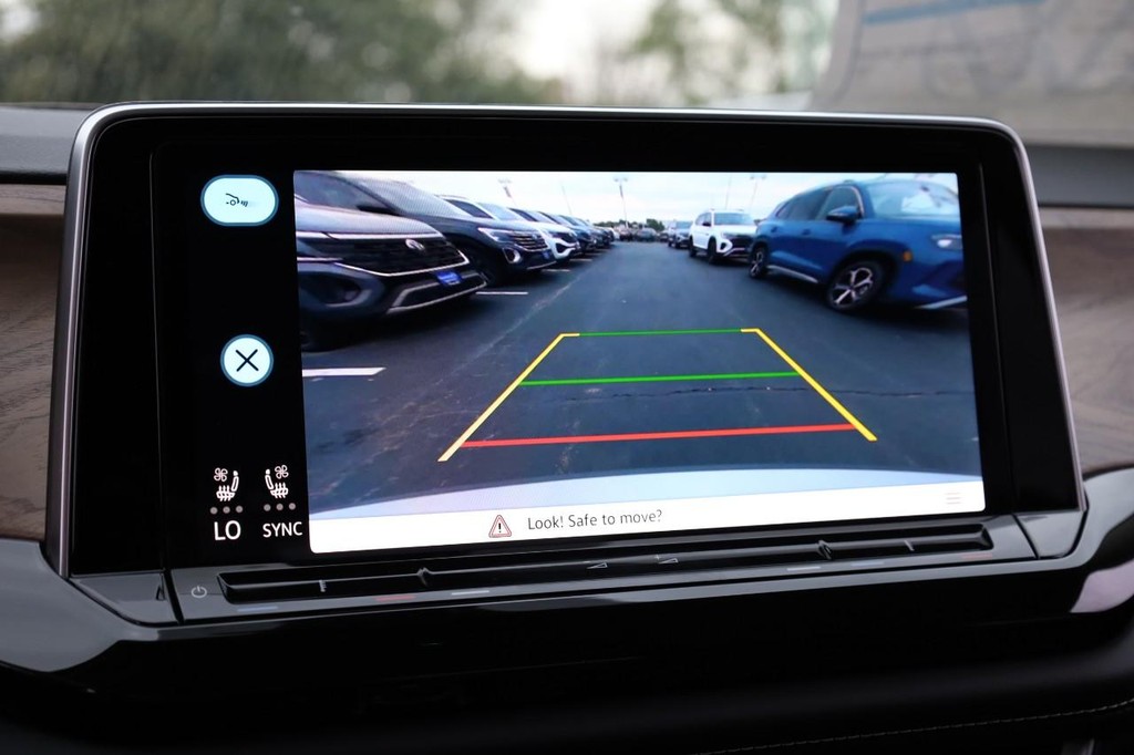 Volkswagen Atlas Vehicle Full-screen Gallery Image 14