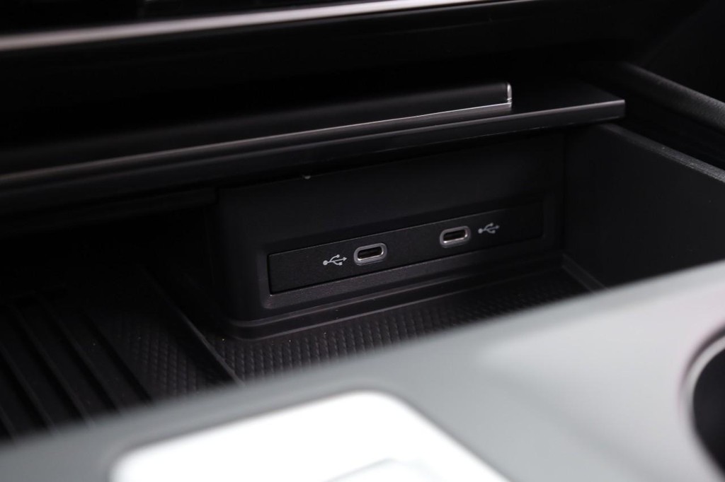 Volkswagen Atlas Vehicle Full-screen Gallery Image 16