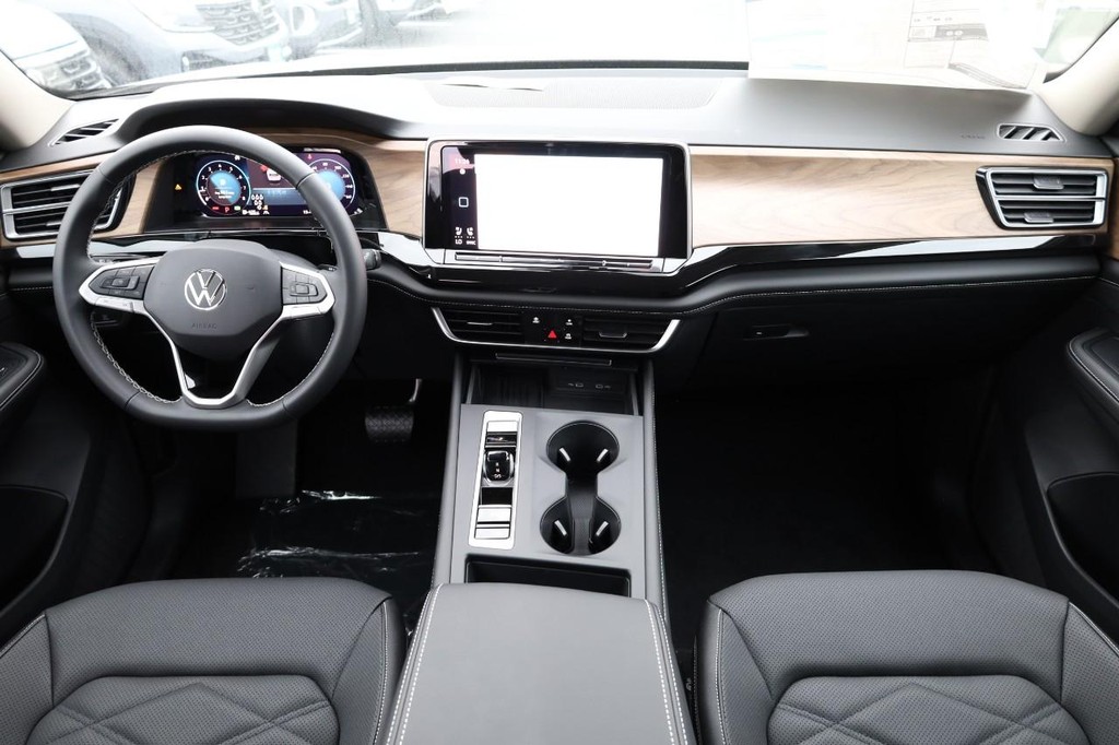 Volkswagen Atlas Vehicle Full-screen Gallery Image 24