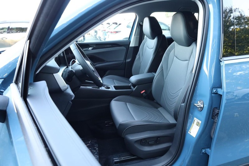 Volkswagen Tiguan Vehicle Full-screen Gallery Image 8