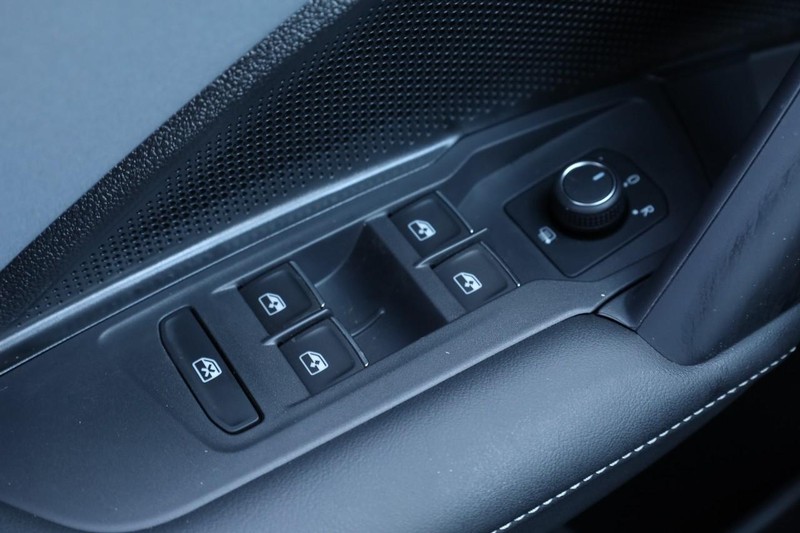 Volkswagen Tiguan Vehicle Full-screen Gallery Image 17