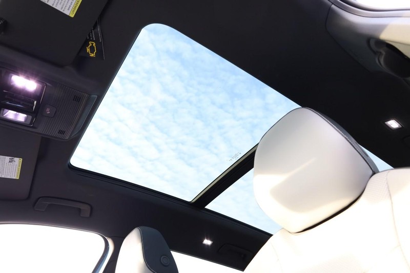 Volkswagen Tiguan Vehicle Full-screen Gallery Image 9