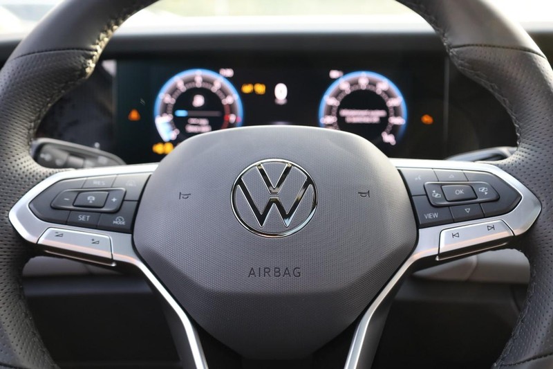 Volkswagen Tiguan Vehicle Full-screen Gallery Image 11