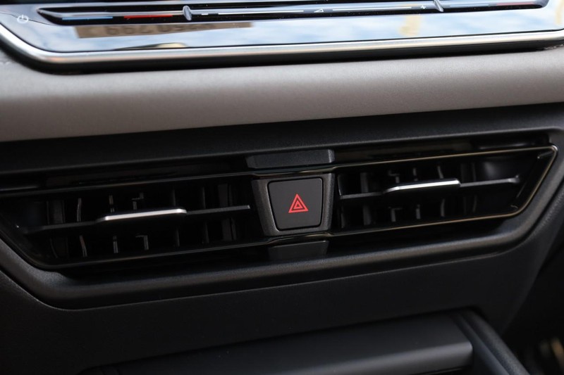 Volkswagen Tiguan Vehicle Full-screen Gallery Image 15