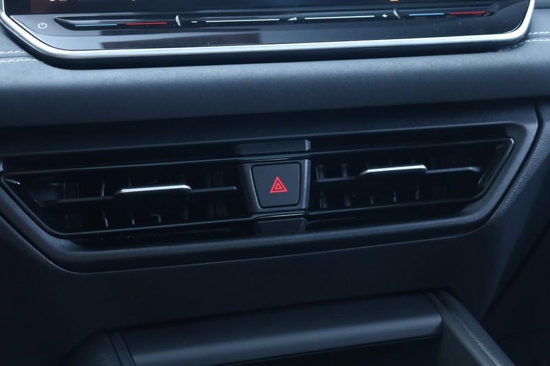 Volkswagen Tiguan Vehicle Full-screen Gallery Image 15