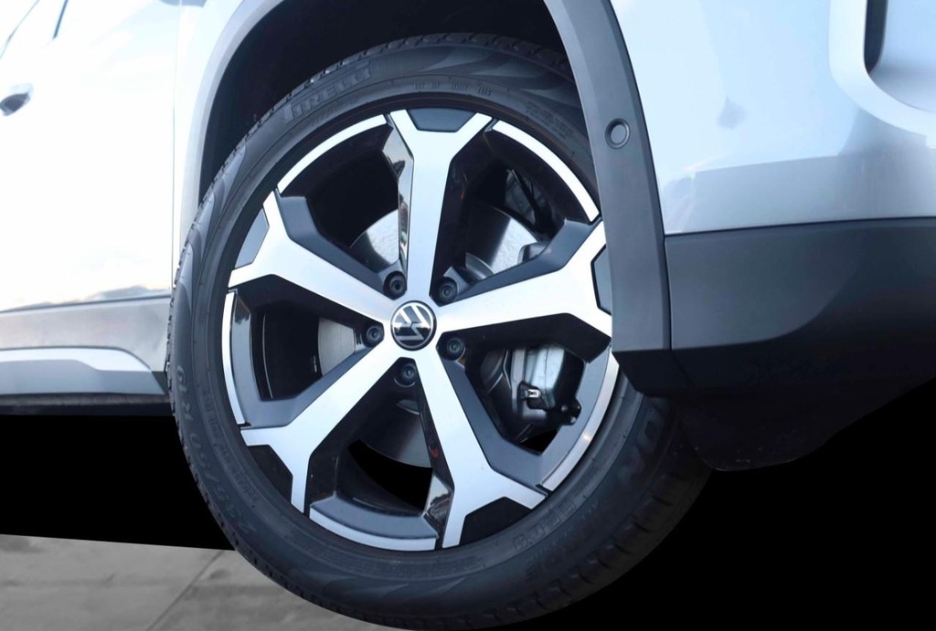 Volkswagen Tiguan Vehicle Full-screen Gallery Image 3