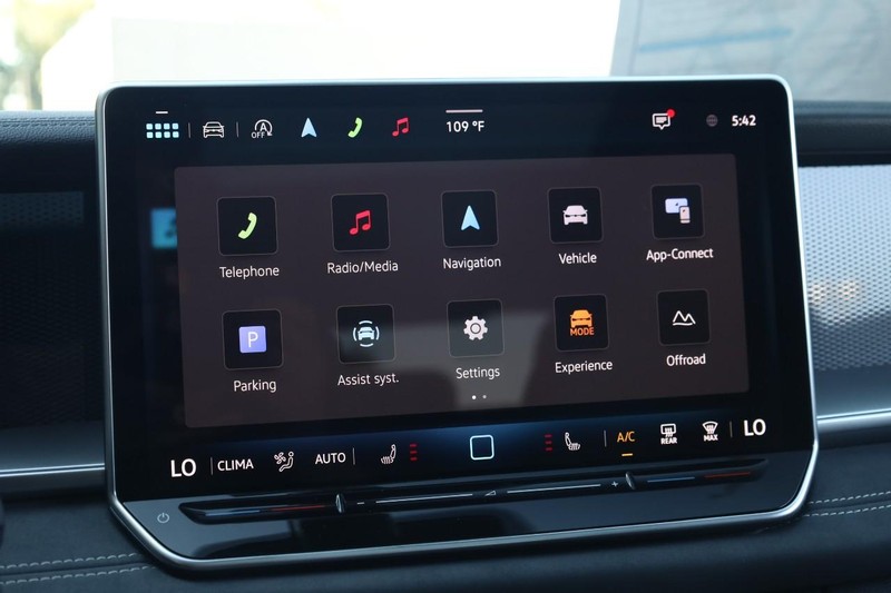 Volkswagen Tiguan Vehicle Full-screen Gallery Image 12