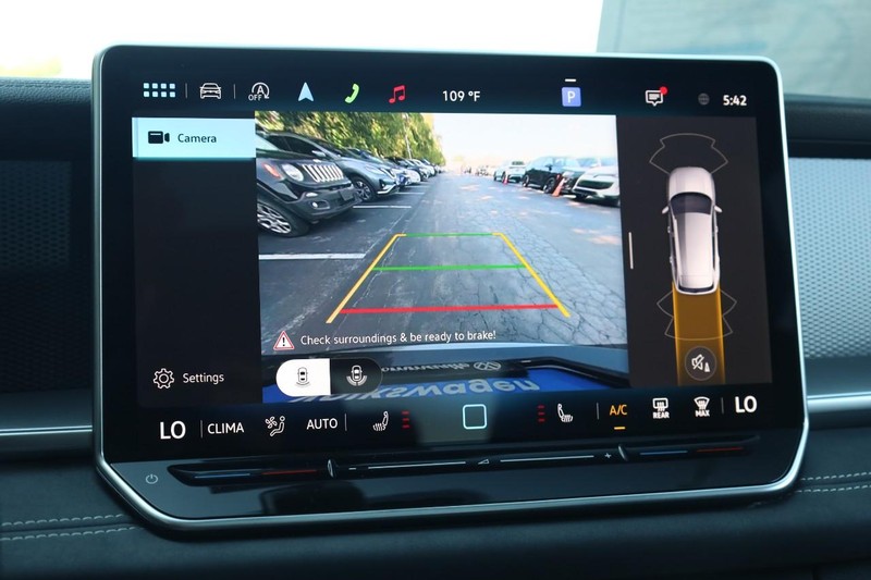 Volkswagen Tiguan Vehicle Full-screen Gallery Image 13