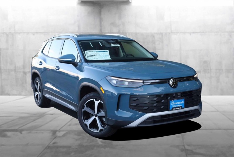 Volkswagen Tiguan Vehicle Full-screen Gallery Image 2