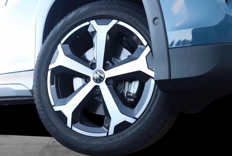 Volkswagen Tiguan Vehicle Full-screen Gallery Image 3