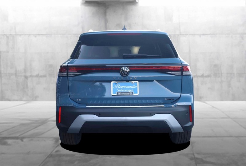 Volkswagen Tiguan Vehicle Full-screen Gallery Image 6