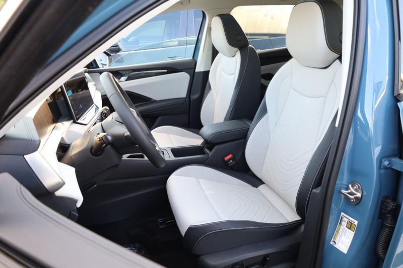 Volkswagen Tiguan Vehicle Full-screen Gallery Image 8