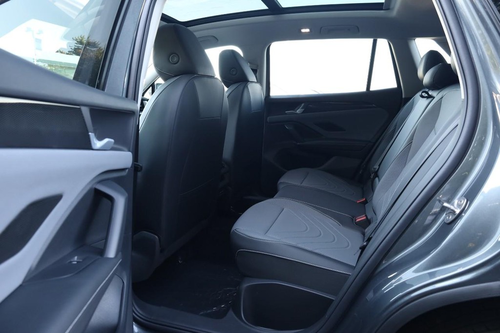 Volkswagen Tiguan Vehicle Full-screen Gallery Image 20