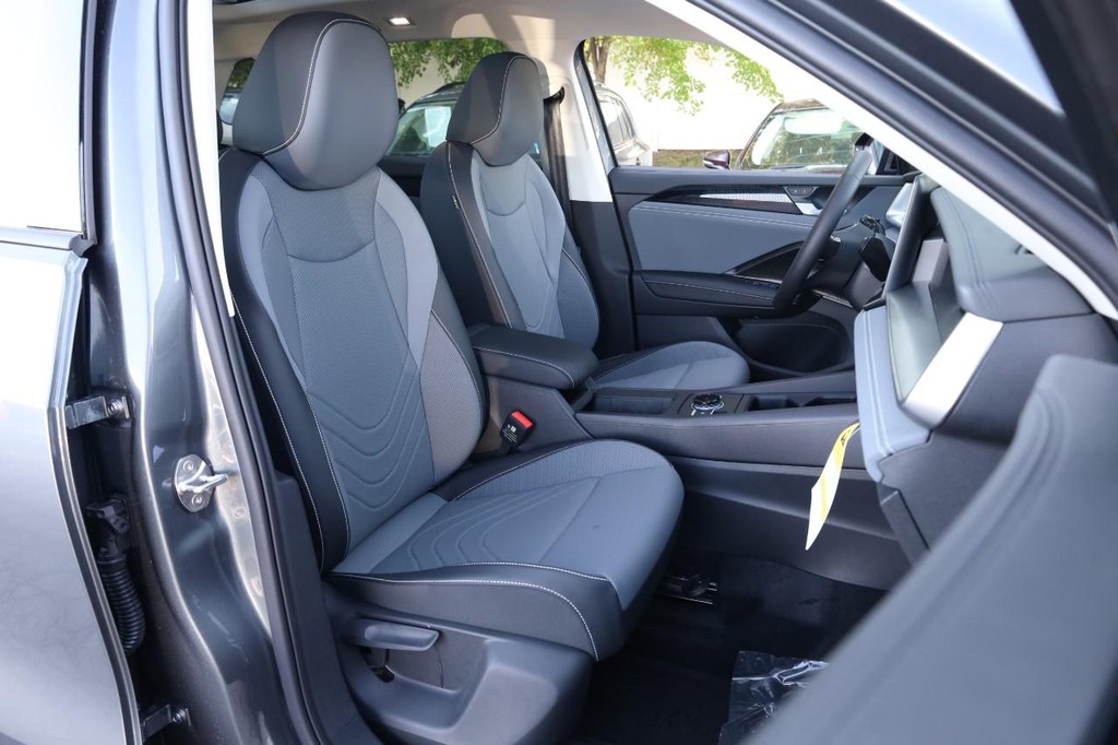 Volkswagen Tiguan Vehicle Full-screen Gallery Image 24