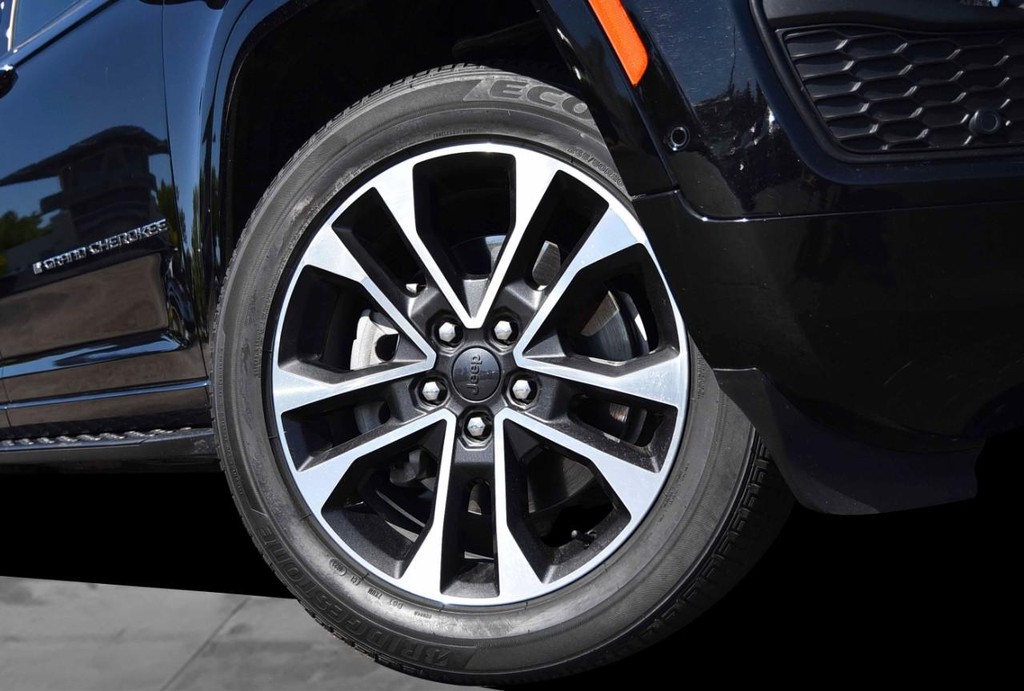 Jeep Grand Cherokee L Vehicle Full-screen Gallery Image 3