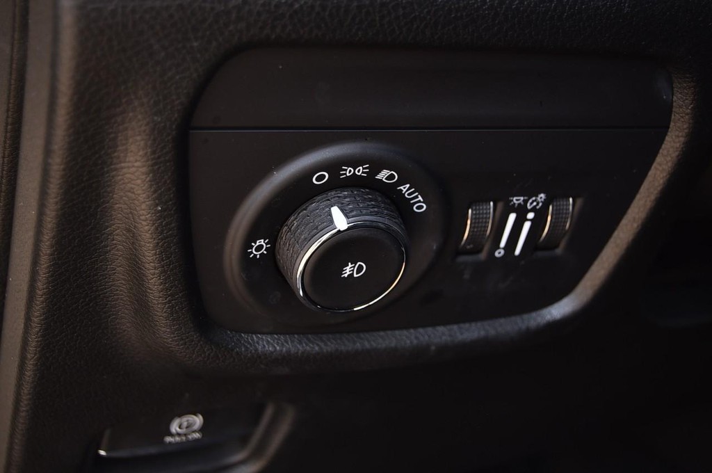 Jeep Grand Cherokee L Vehicle Full-screen Gallery Image 13