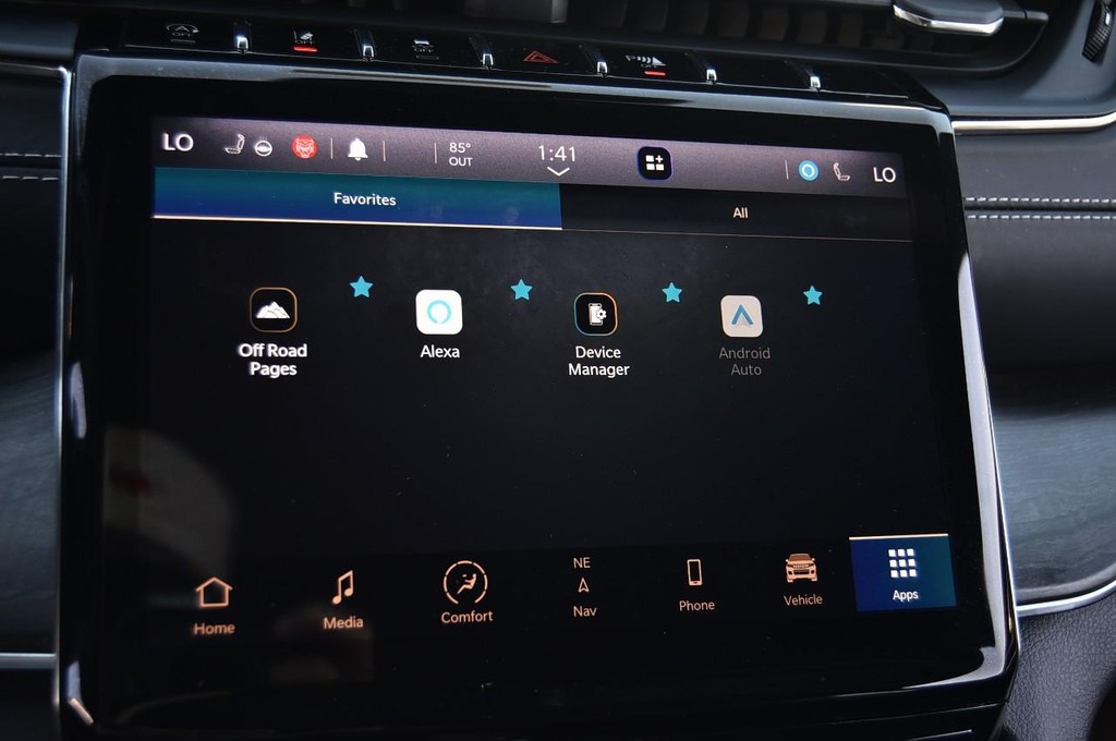 Jeep Grand Cherokee L Vehicle Full-screen Gallery Image 16