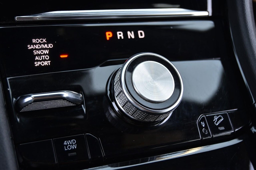 Jeep Grand Cherokee L Vehicle Full-screen Gallery Image 20