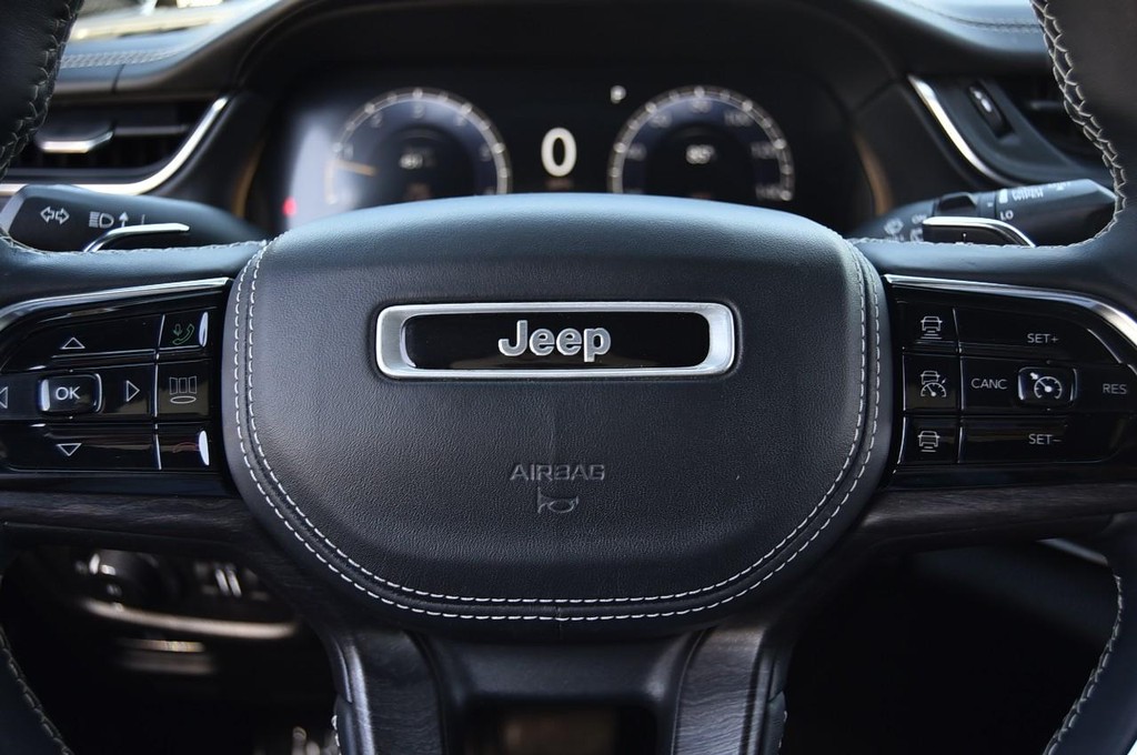 Jeep Grand Cherokee L Vehicle Full-screen Gallery Image 22