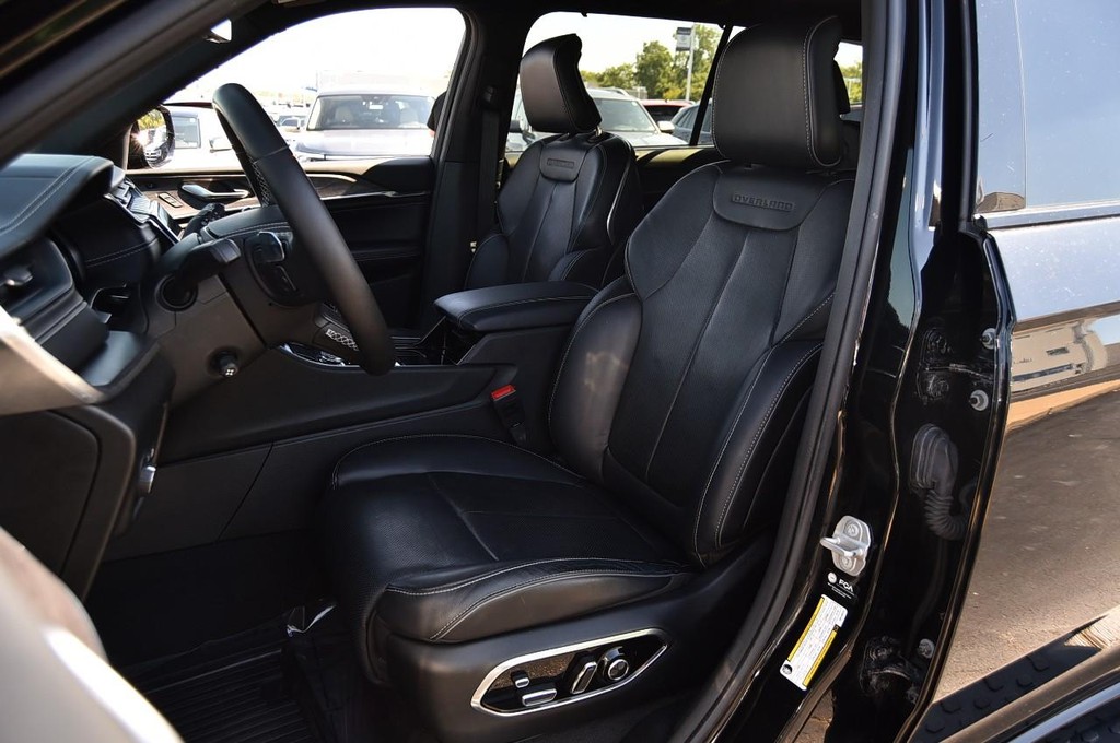 Jeep Grand Cherokee L Vehicle Full-screen Gallery Image 23