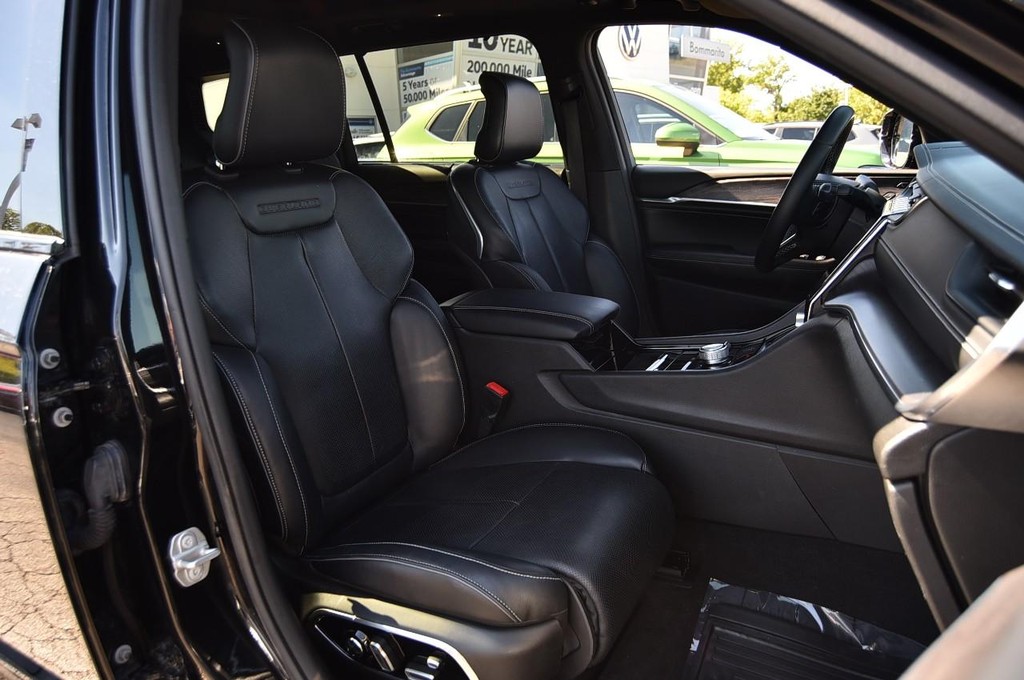 Jeep Grand Cherokee L Vehicle Full-screen Gallery Image 24