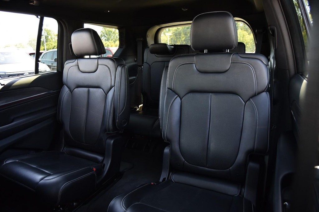 Jeep Grand Cherokee L Vehicle Full-screen Gallery Image 26