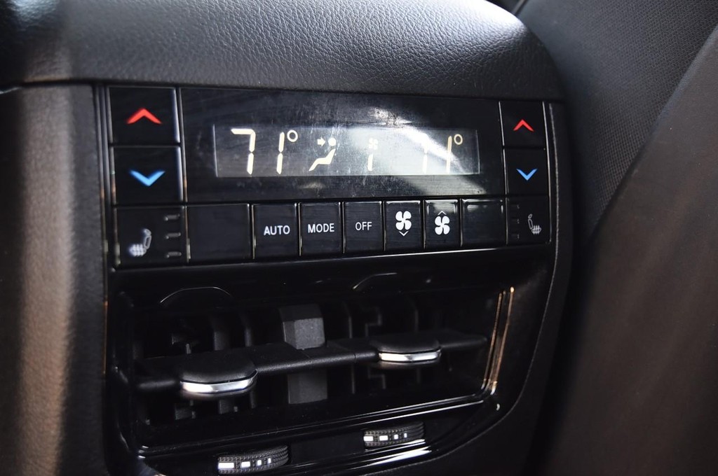 Jeep Grand Cherokee L Vehicle Full-screen Gallery Image 27