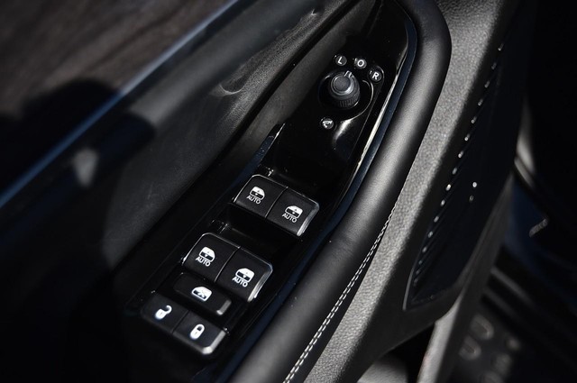 Jeep Grand Cherokee L Vehicle Image 08