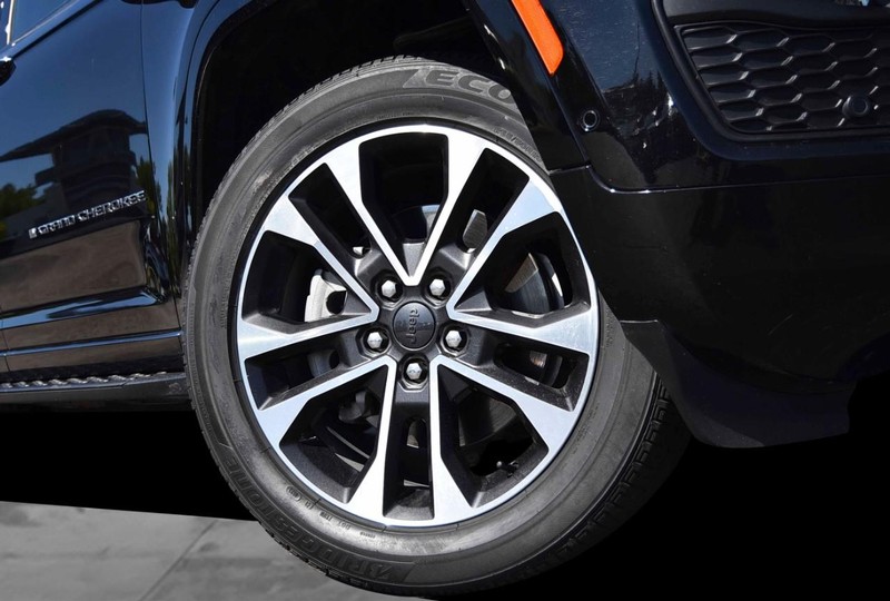 Jeep Grand Cherokee L Vehicle Full-screen Gallery Image 3