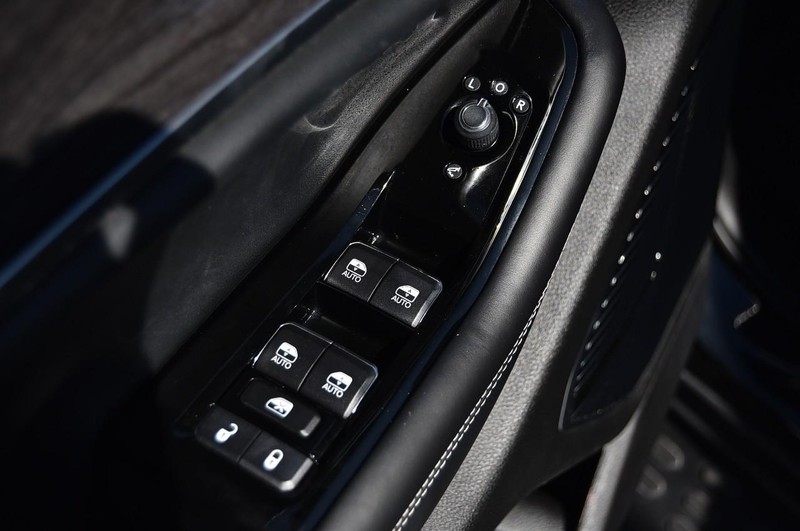 Jeep Grand Cherokee L Vehicle Full-screen Gallery Image 8