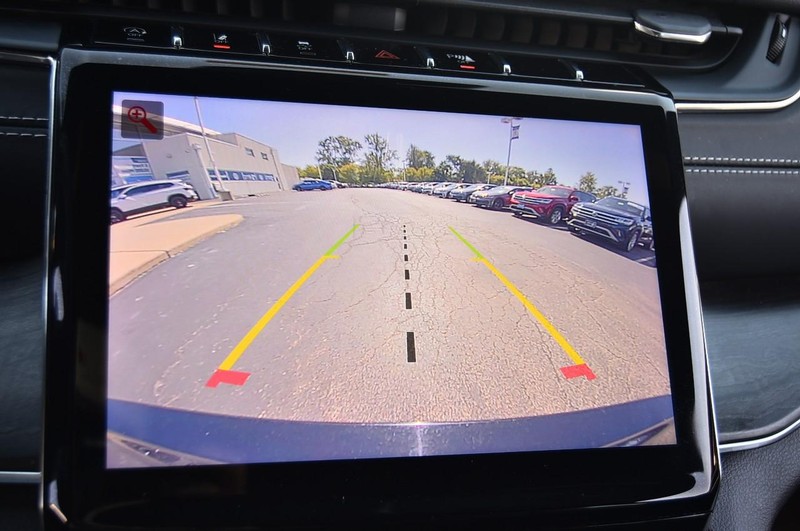 Jeep Grand Cherokee L Vehicle Full-screen Gallery Image 15