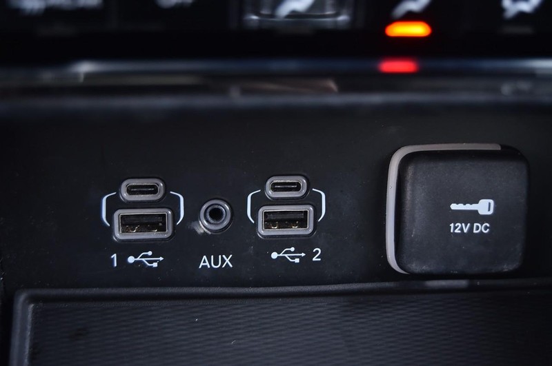 Jeep Grand Cherokee L Vehicle Full-screen Gallery Image 19