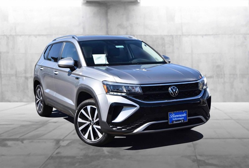 Volkswagen Taos Vehicle Full-screen Gallery Image 2